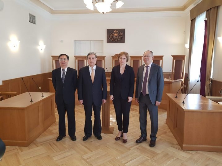 Satversmes tiesas priekšsēdētāja Ineta Ziemele un delegācijas pārstāvji no Ķīnas Tautas Republikas. Foto: Ketija Strazda.