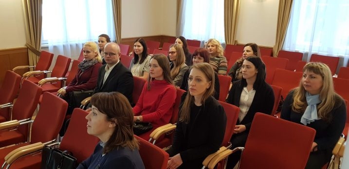 1 Satversmes tiesas Juridiskā departamenta vadītāja Alla Spale sniedz priekšlasījumu Juridiskās palīdzības administrācijas pārstāvjiem.
