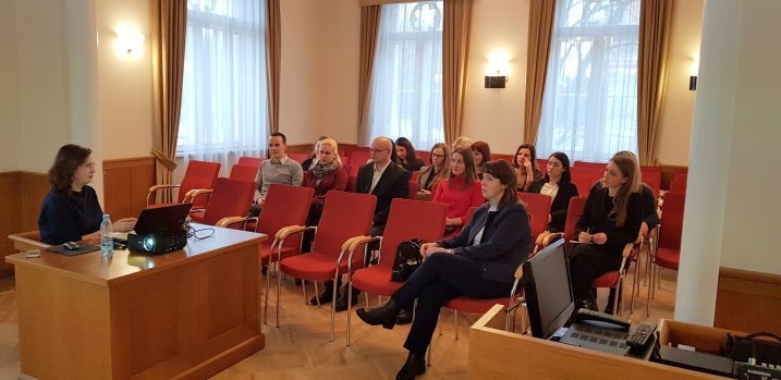 2 Satversmes tiesas Juridiskā departamenta vadītāja Alla Spale sniedz priekšlasījumu Juridiskās palīdzības administrācijas pārstāvjiem.