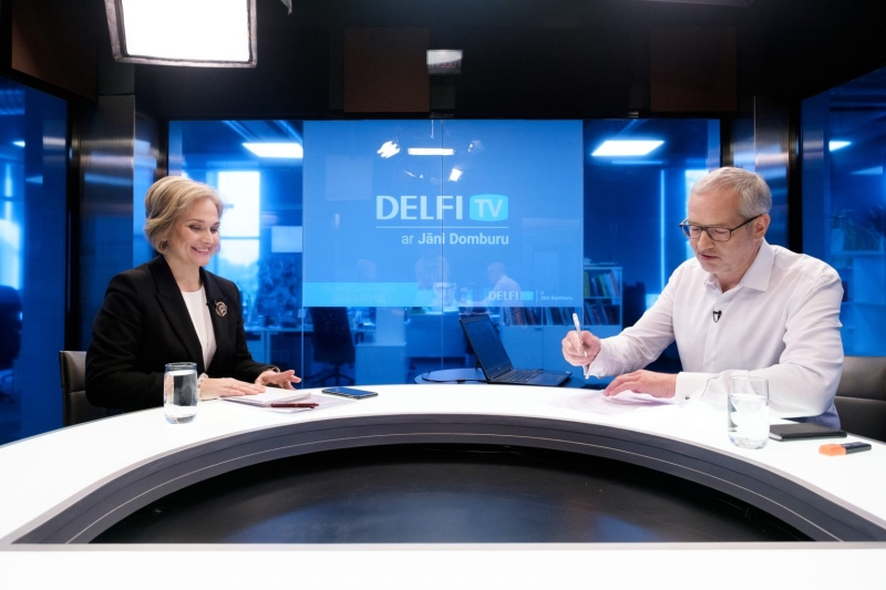 Satversmes tiesas priekšsēdētāja Ineta Ziemele un žurnālists Jānis Domburs. Foto: Delfi.lv.