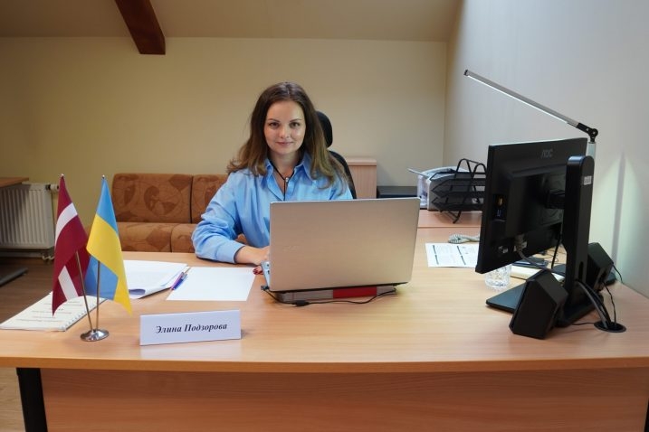 Projekta eksperte, Satversmes tiesas padomniece Elīna&nbsp;Podzorova vada apmācības Ukrainas Konstitucionālās tiesas Juridiskā dienesta darbiniekiem vebināra formātā. Foto: Satversmes tiesa.
