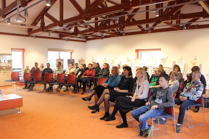 Izstādes atklāšanu apmeklēja Limbažu 3. vidusskolas un Katvaru internātpamatskolas audzēkņi, pedagogi un citi interesenti. Foto: Džūlija Sniķere.