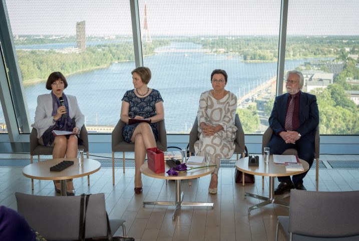 Starpdisciplināro sarunu dalībnieki. No kreisās S. Osipova, I. Ziemele, M. Zālīte, V. Vecgrāvis. Foto: LNB, Kristians Luhaers.