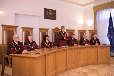 Satversmes tiesas priekšsēdētāja Ineta Ziemele sniedz priekšlasījumu Satversmes tiesas svinīgajā sēdē. Foto: Aleksandrs Kravčuks.