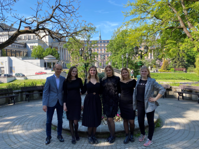 University of Latvia Faculty of Law team with their mentors – Judge of the Constitutional Court Artūrs Kučs and his legal clerk Eva Vīksna. From the left: A. Kučs, K. Pētersone, N. Knipše, L.E. Liepiņa. S. Lidere un E. Vīksna. 