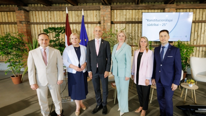 Satversmes tiesas tiesneši