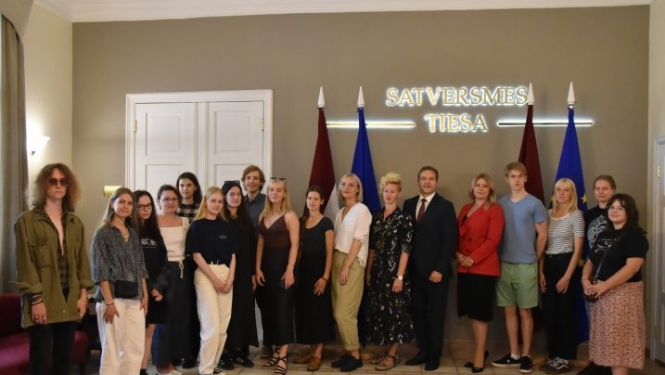 Satversmes tiesas priekšsēdētājs un viņa vietniece atklāj Satversmes simtgadei veltīto vasaras skolu (plenēru)