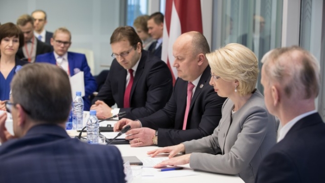 Satversmes tiesa godina Satversmes pieņemšanas 95. gadadienu un ver durvis “ēnām”