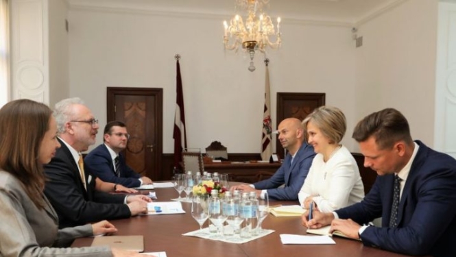 Satversmes tiesas priekšsēdētāja Ineta Ziemele ar Valsts prezidentu Egilu Levitu runā par tiesu varas neatkarības stiprināšanu