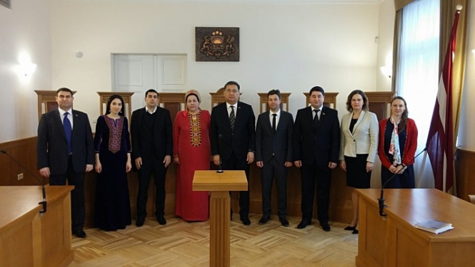 Satversmes tiesā viesojas delegācija no Turkmenistānas Republikas