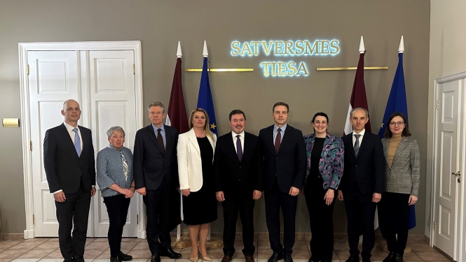 Starptautiskie eksperti vizītē Satversmes tiesā ar tiesnešiem pārrunā pašvaldību tiesību aizsardzības jautājumus