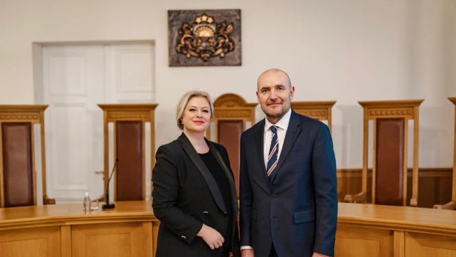 Jaunākajā raidieraksta “Tversme” epizodē Satversmes tiesas priekšsēdētāja Irēna Kucina sarunājas ar bijušo Islandes Republikas prezidentu un Islandes Universitātes profesoru Gudni T. Johannesonu
