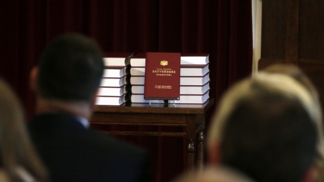 Prezentē Satversmes komentāru ceturto sējumu