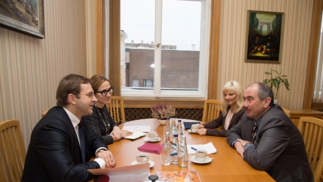Tiekas Satversmes tiesas un Augstākās tiesas priekšsēdētāji