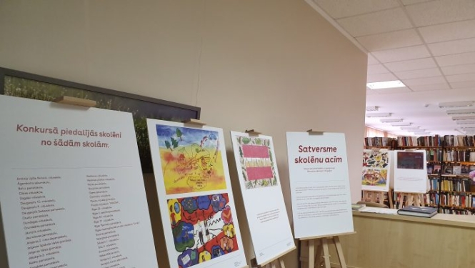 Izstāde “Satversme skolēnu acīm” līdz oktobra sākumam skatāma Rūjienas pilsētas bibliotēkā