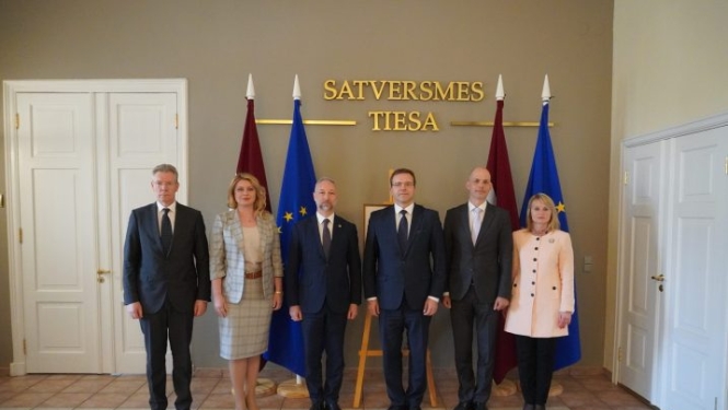 Satversmes tiesas tiesneši ar tieslietu ministru Jāni Bordānu pārrunā Satversmes tiesas likuma grozījumu nepieciešamību