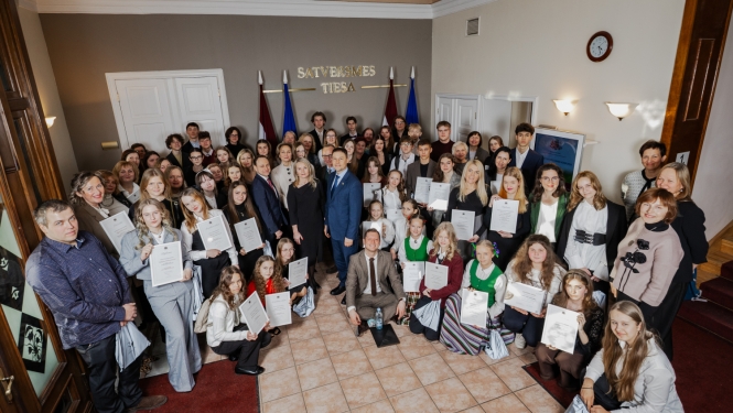 Svinīgajā ceremonijā apbalvoti skolēnu radošo darbu konkursa “Uzticība Latvijai – ticēt un uzticēties savai valstij” uzvarētāji