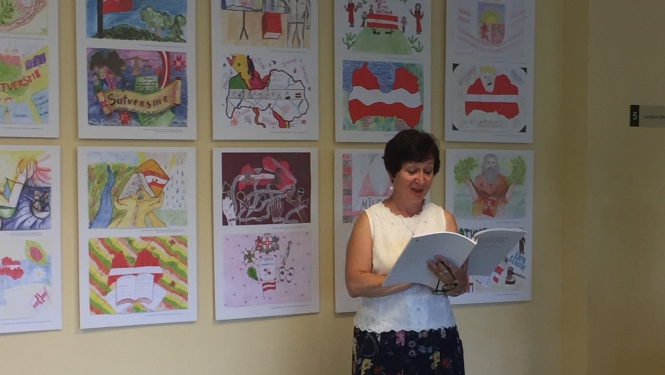 Preiļu Galvenajā bibliotēkā tiek atklāta ceļojošā skolēnu zīmējumu un domrakstu izstāde “Mana Satversme”