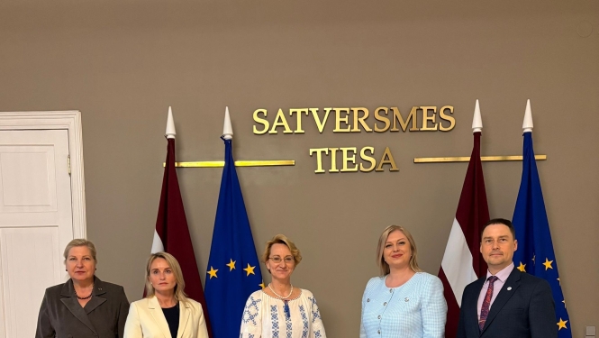 Satversmes tiesas tiesneši tiekas ar izglītības un zinātnes ministri Daci Melbārdi
