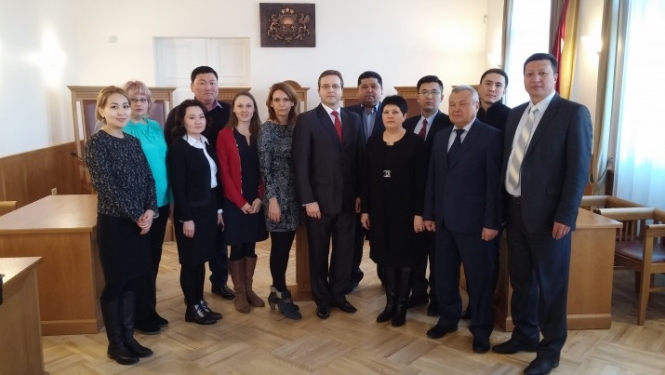 Satversmes tiesā viesojas delegācija no Kirgizstānas Republikas