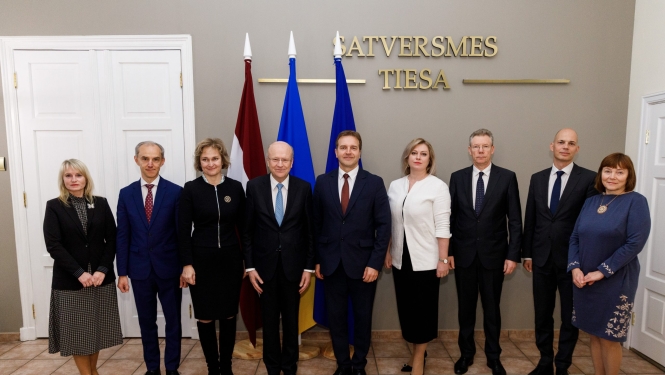 Satversmes tiesas tiesneši tiekas ar Eiropas Savienības Tiesas priekšsēdētāju Kūnu Lēnartsu un tiesnesi Inetu Ziemeli