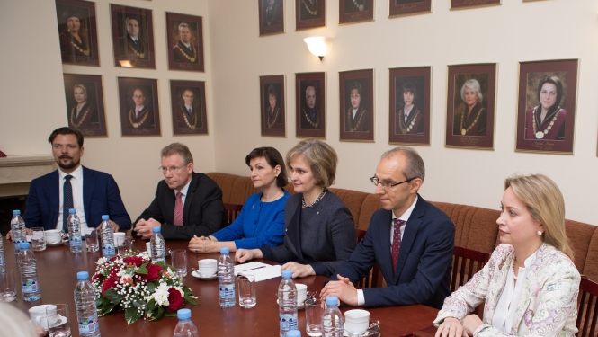 Satversmes tiesu apmeklē Saeimas priekšsēdētāja Ināra Mūrniece