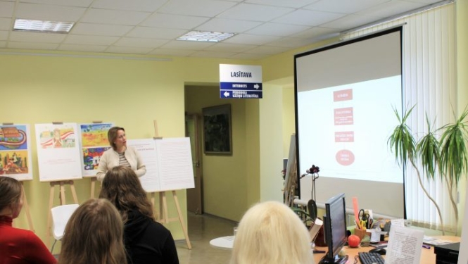Satversmes tiesas tiesnese Daiga Rezevska Siguldas novada bibliotēkā atklāj ceļojošo izstādi “Satversme skolēnu acīm”
