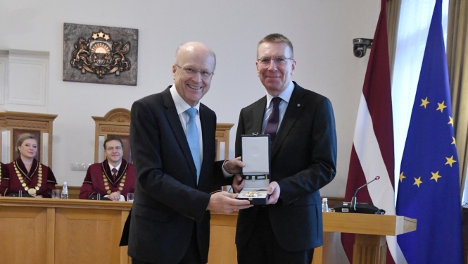 Valsts prezidents Edgars Rinkēvičs pasniedz valsts augstāko apbalvojumu Eiropas Savienības Tiesas priekšsēdētājam Kūnam Lēnartsam