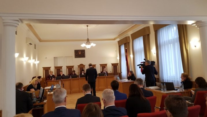 Satversmes tiesa līdz rītdienas plkst. 10.00 izsludina pārtraukumu lietā par ārstniecības personu pagarinātā normālā darba laika samaksas apmēru