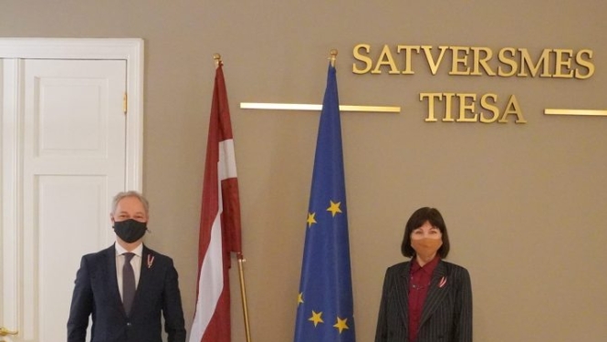 Satversmes tiesas priekšsēdētāja Sanita Osipova ar tieslietu ministru Jāni Bordānu runā par Satversmes tiesas spriedumu izpildes uzlabošanu