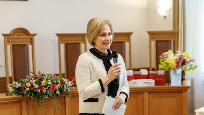 Apbalvo radošā konkursa par Satversmi laureātus no 20 skolām; runā par brīvību un atbildību