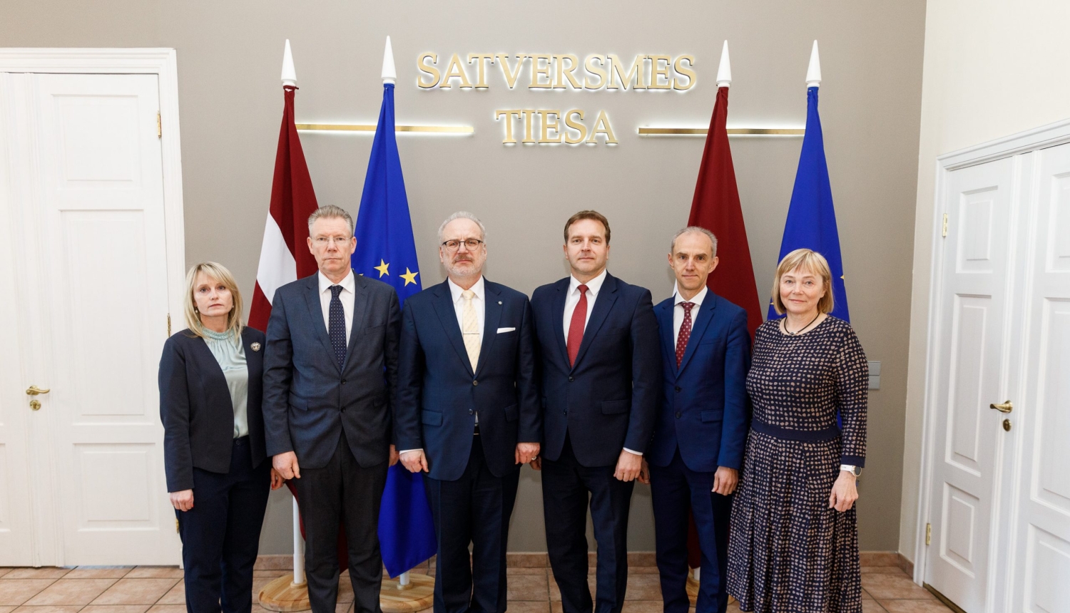 Latvijas interesēs ir visu konstitucionālo orgānu mērķtiecīga sadarbība demokrātijas un tiesiskuma attīstībā: Satversmes tiesas tiesneši tiekas ar Valsts prezidentu