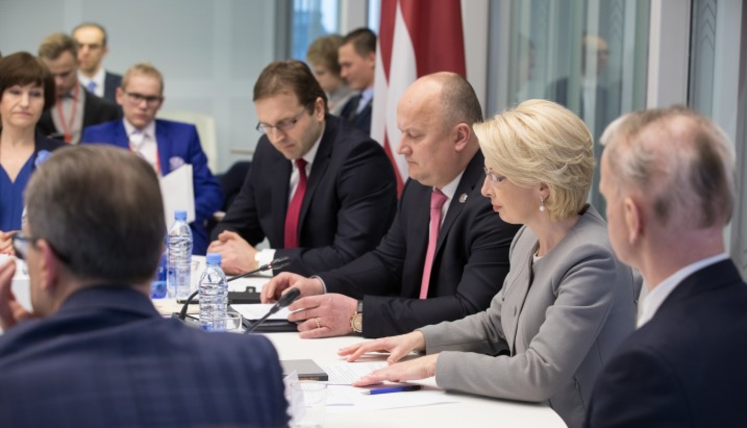 Satversmes tiesa godina Satversmes pieņemšanas 95. gadadienu un ver durvis “ēnām”