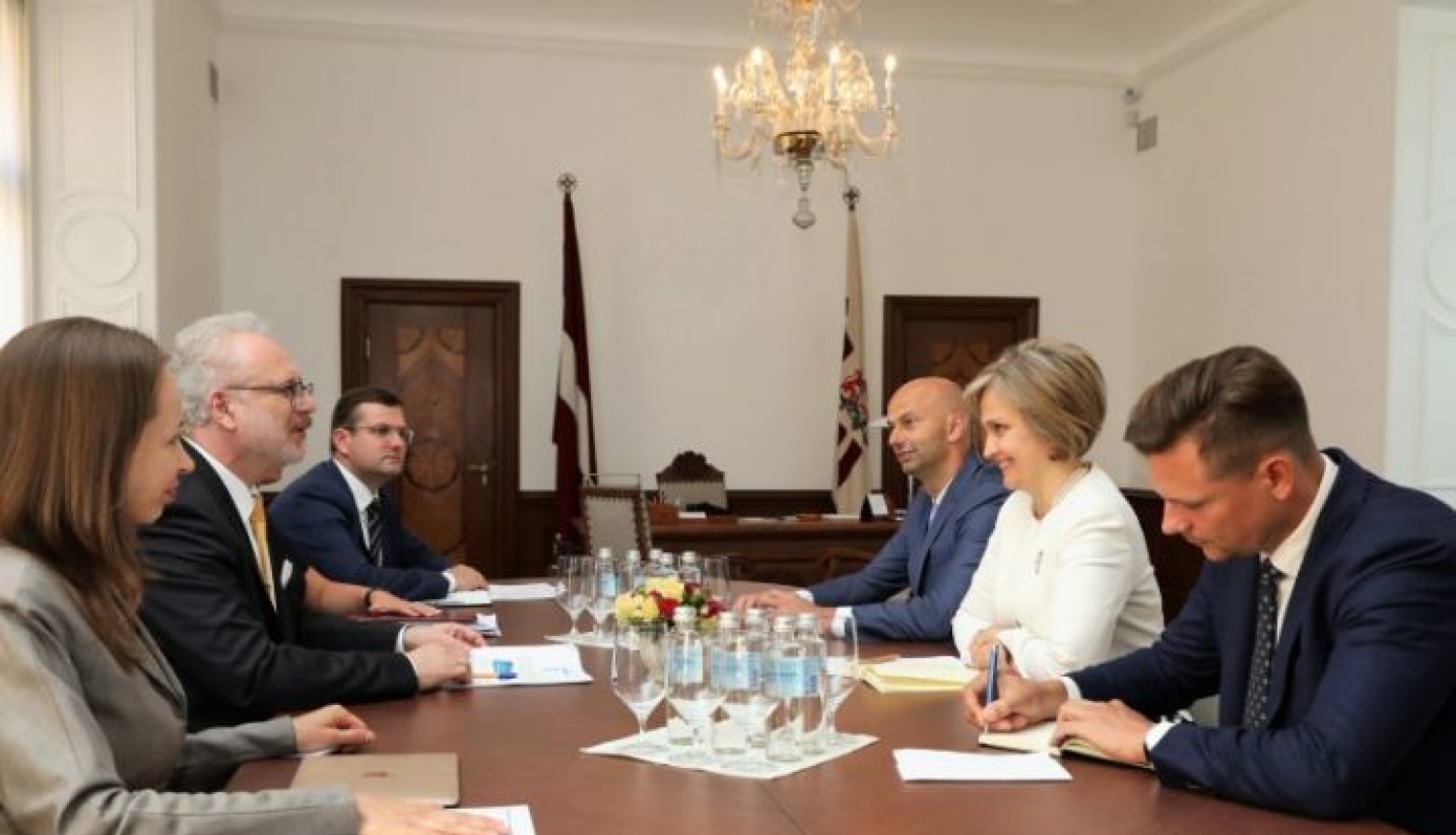 Satversmes tiesas priekšsēdētāja Ineta Ziemele ar Valsts prezidentu Egilu Levitu runā par tiesu varas neatkarības stiprināšanu
