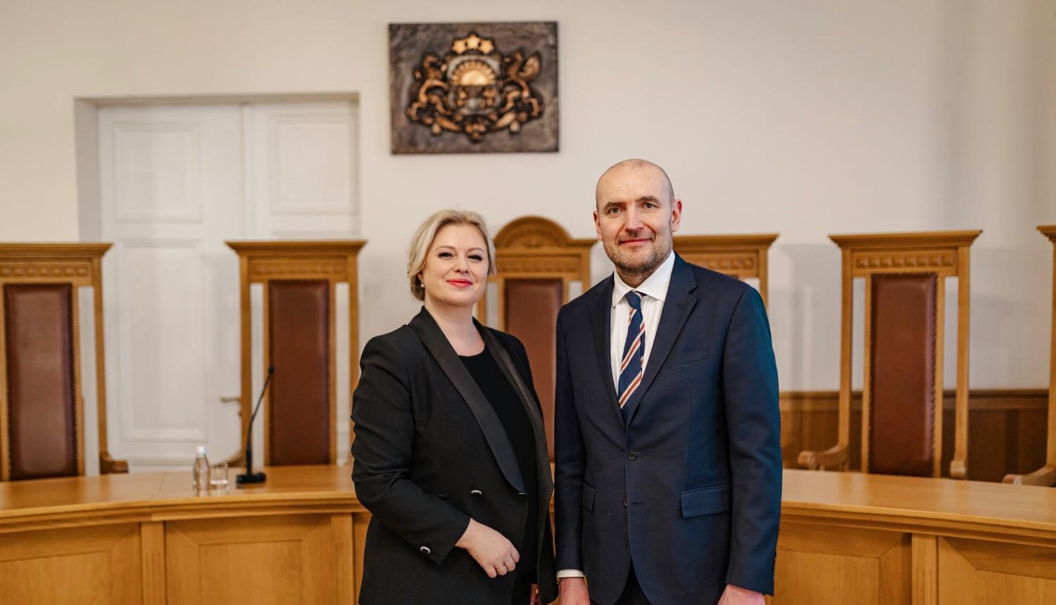 Jaunākajā raidieraksta “Tversme” epizodē Satversmes tiesas priekšsēdētāja Irēna Kucina sarunājas ar bijušo Islandes Republikas prezidentu un Islandes Universitātes profesoru Gudni T. Johannesonu