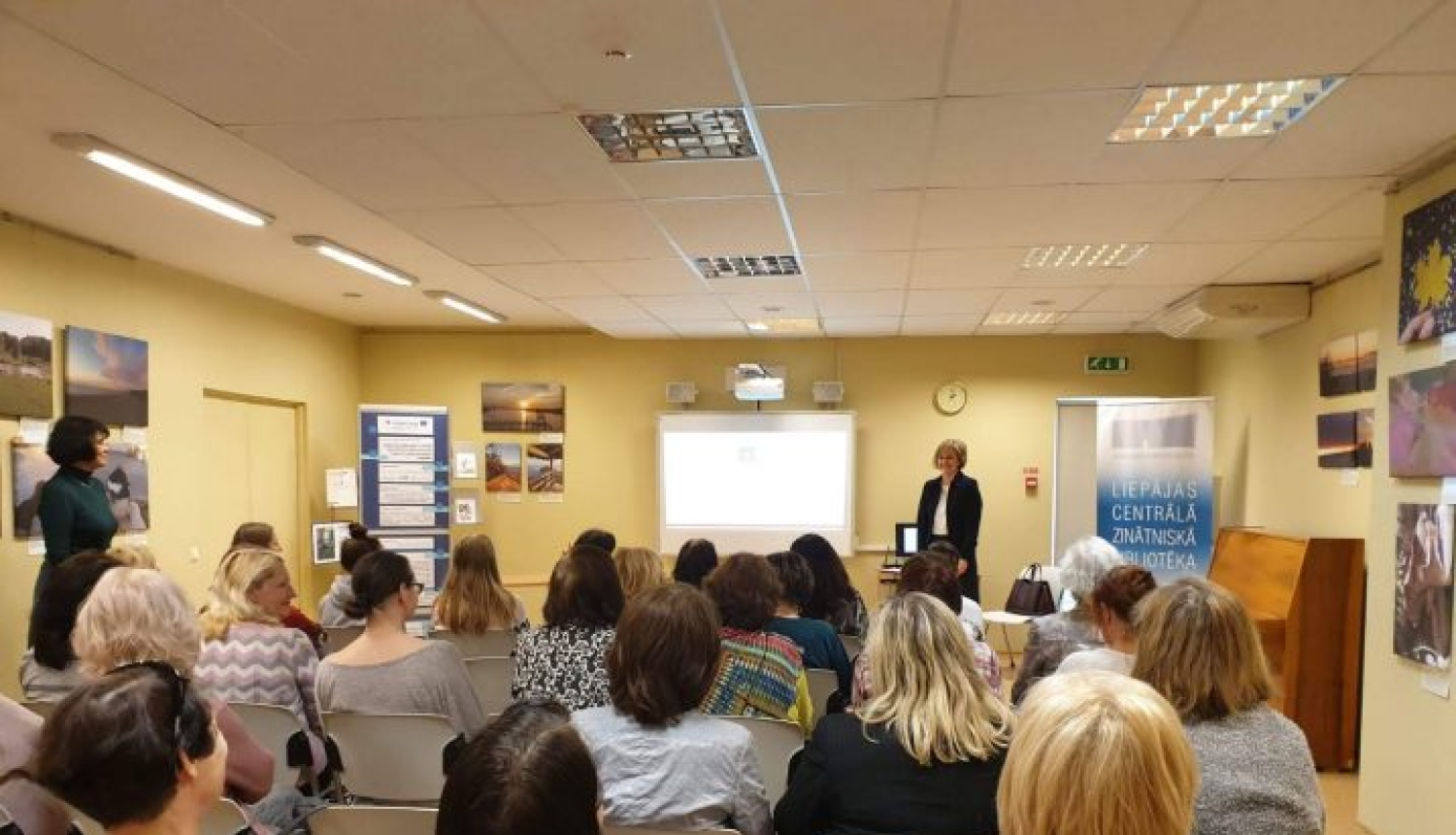Liepājā atklāta Satversmes tiesas veidotā ceļojošā izstāde “Satversme skolēnu acīm”