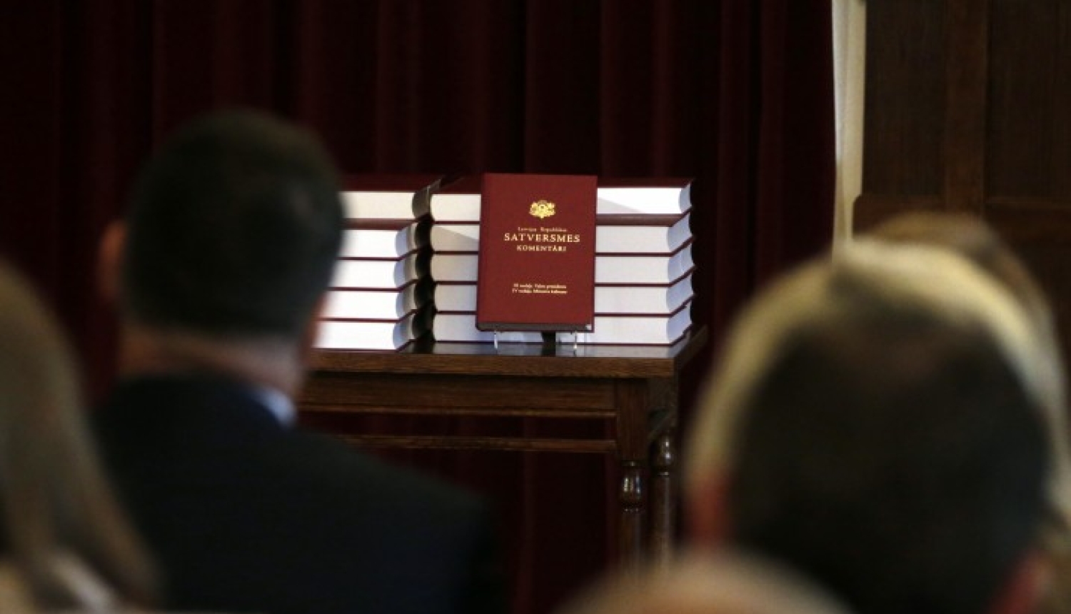 Prezentē Satversmes komentāru ceturto sējumu