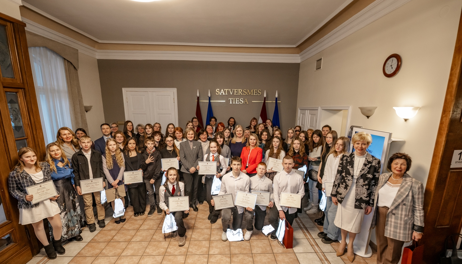 Svinīgajā ceremonijā apbalvoti skolēnu radošo darbu konkursa “Valsts valoda – Latvijas kopējā vērtība” uzvarētāji