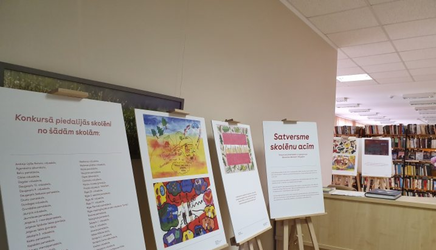 Izstāde “Satversme skolēnu acīm” līdz oktobra sākumam skatāma Rūjienas pilsētas bibliotēkā