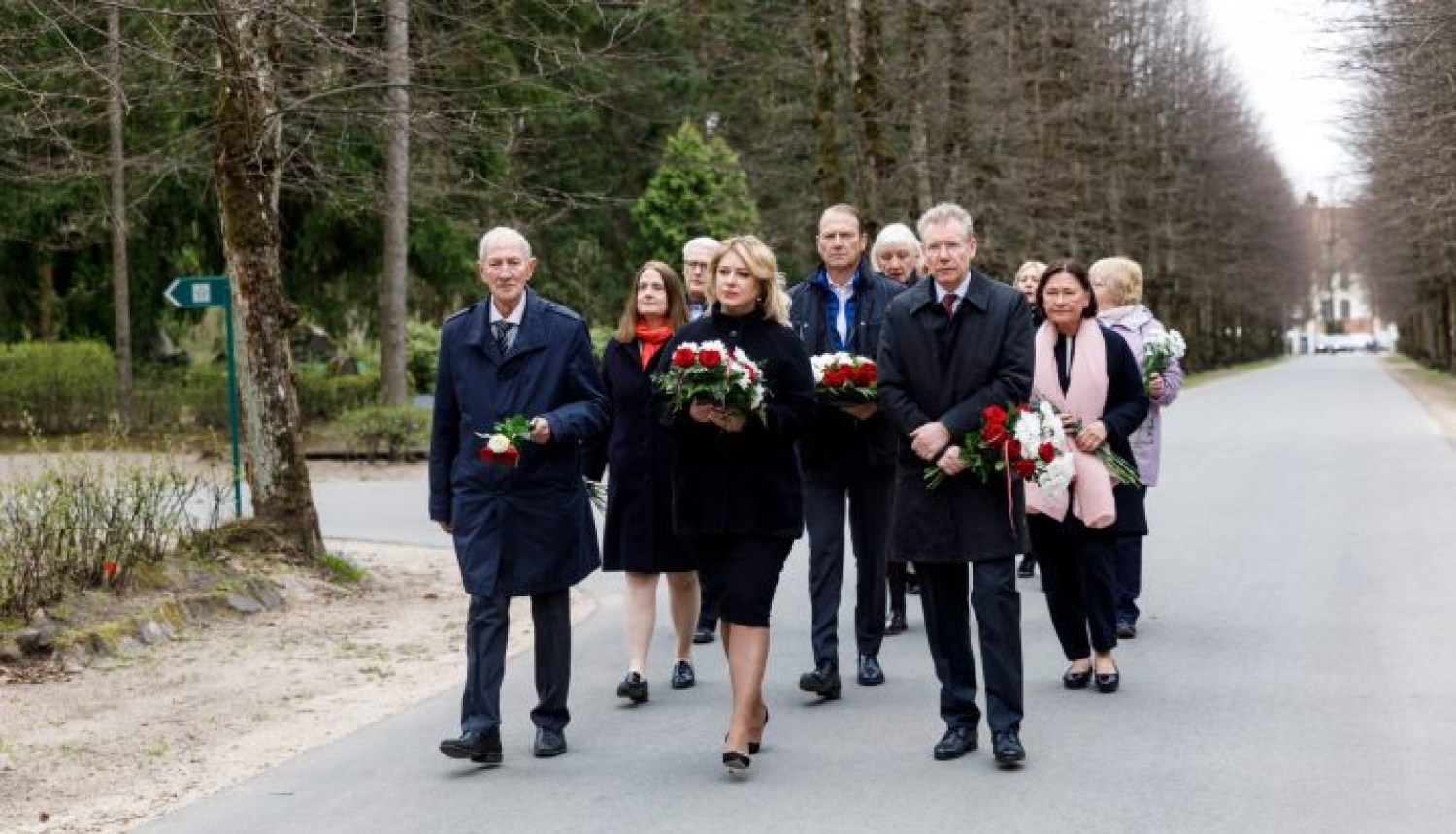 Satversmes tiesas tiesneši noliek ziedus Satversmes sapulces prezidenta un Valsts prezidenta Jāņa Čakstes atdusas vietā