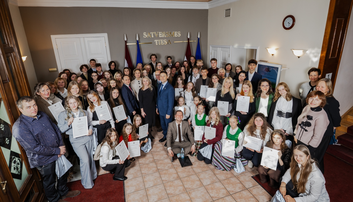 Svinīgajā ceremonijā apbalvoti skolēnu radošo darbu konkursa “Uzticība Latvijai – ticēt un uzticēties savai valstij” uzvarētāji