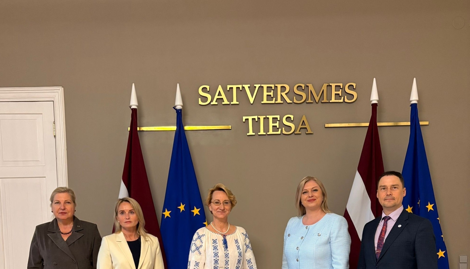 Satversmes tiesas tiesneši tiekas ar izglītības un zinātnes ministri Daci Melbārdi