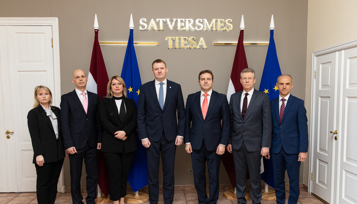 Satversmes tiesas tiesneši ar Saeimas priekšsēdētāju Edvardu Smiltēnu pārrunā sadarbību tiesiskuma stiprināšanā Latvijā un Eiropas tiesiskajā telpā