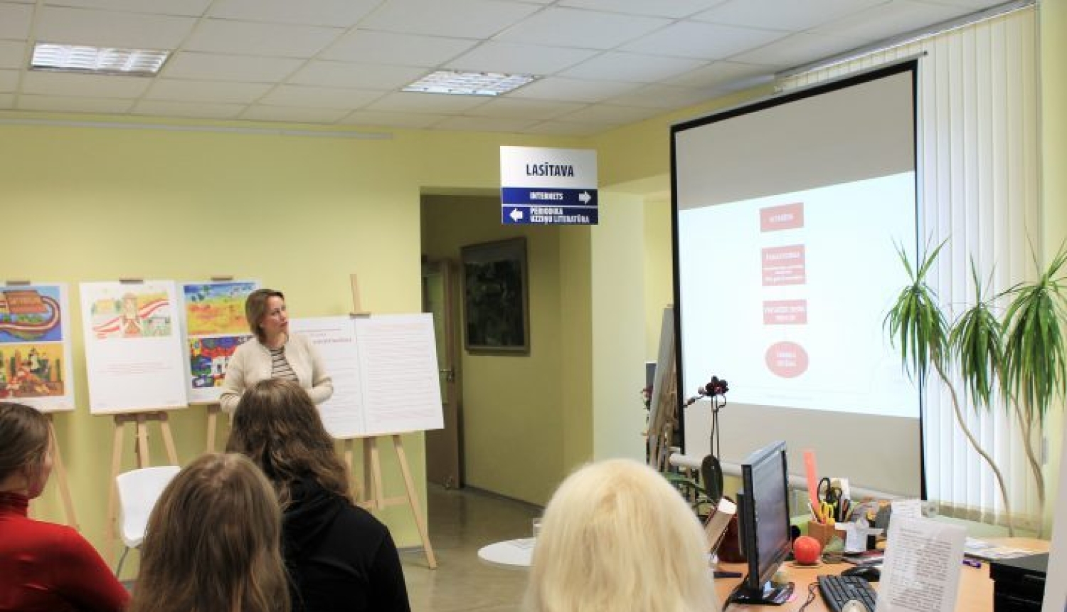 Satversmes tiesas tiesnese Daiga Rezevska Siguldas novada bibliotēkā atklāj ceļojošo izstādi “Satversme skolēnu acīm”