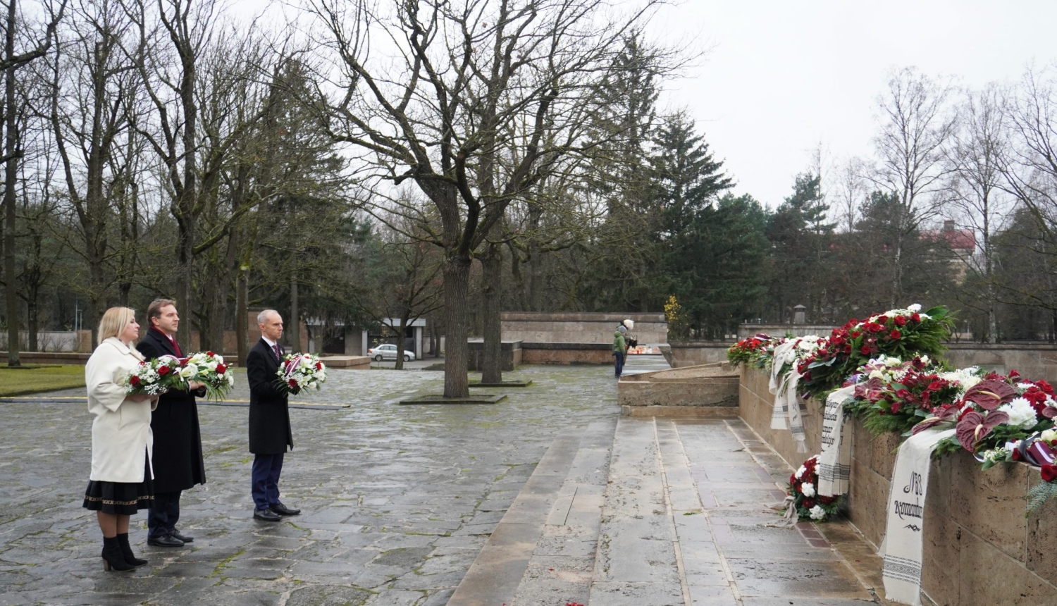 Satversmes tiesas tiesneši noliek ziedus Brāļu kapos, godinot Latvijas brīvības cīnītājus