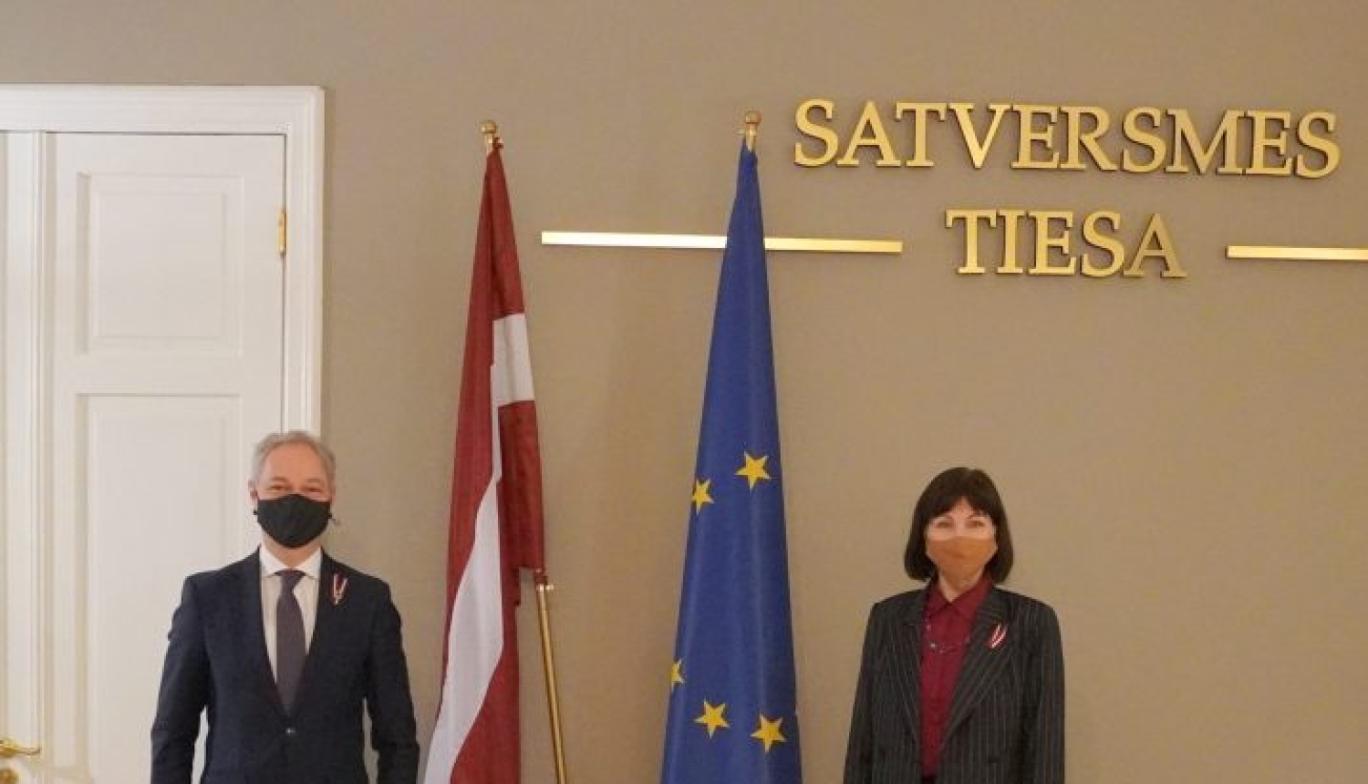Satversmes tiesas priekšsēdētāja Sanita Osipova ar tieslietu ministru Jāni Bordānu runā par Satversmes tiesas spriedumu izpildes uzlabošanu